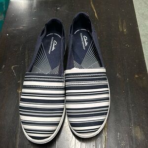 Clarks Cloudsteppers Navy/White Slip On Comfort Flats.  Washable. Size 9.5 NEW